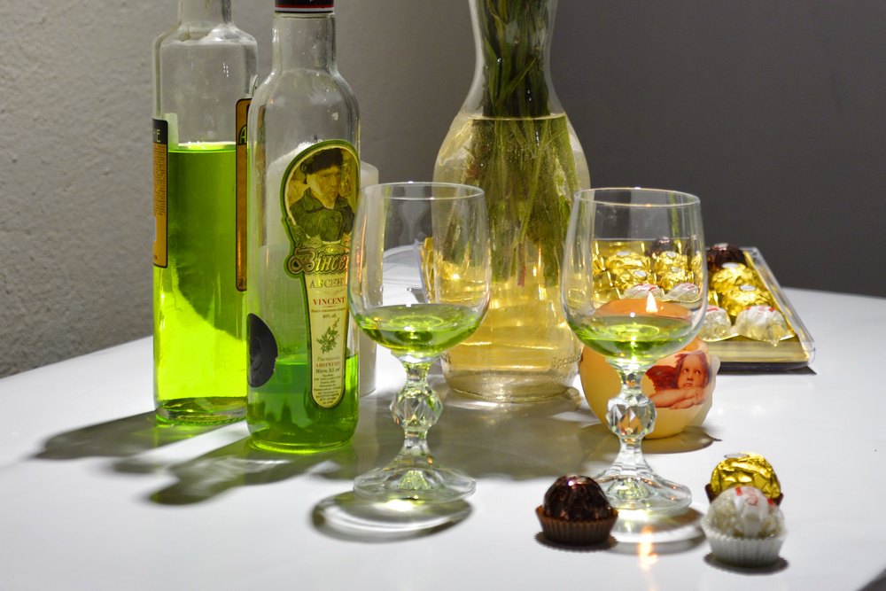 Производство абсента Абсент с бокалах