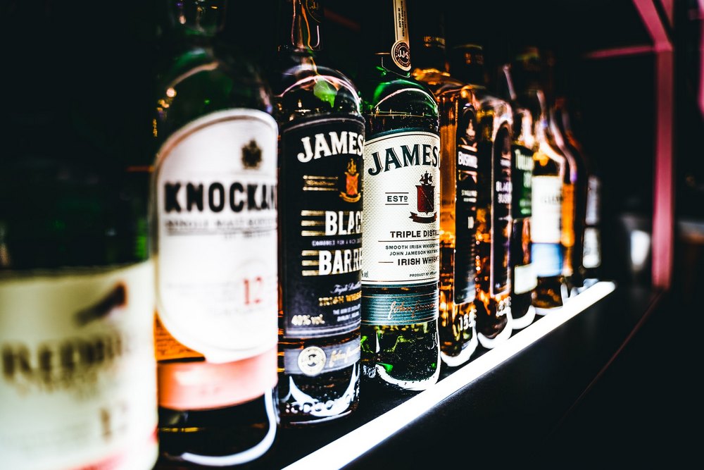Бутылки виски на витрине Полка с виски