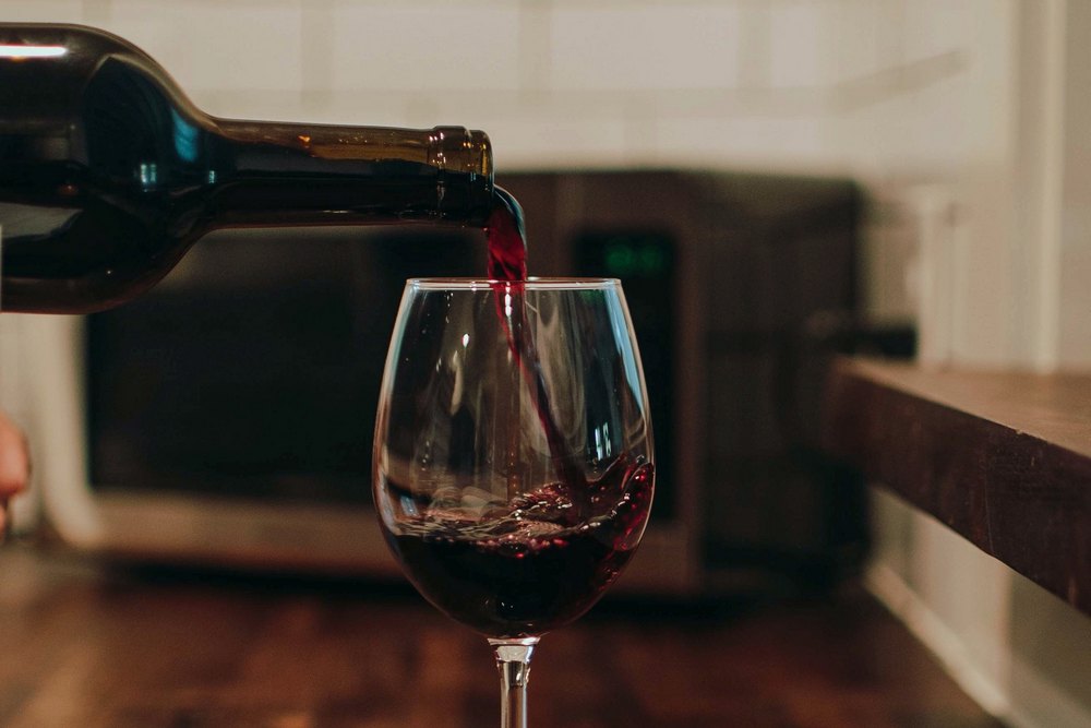 Красное вино в бокале