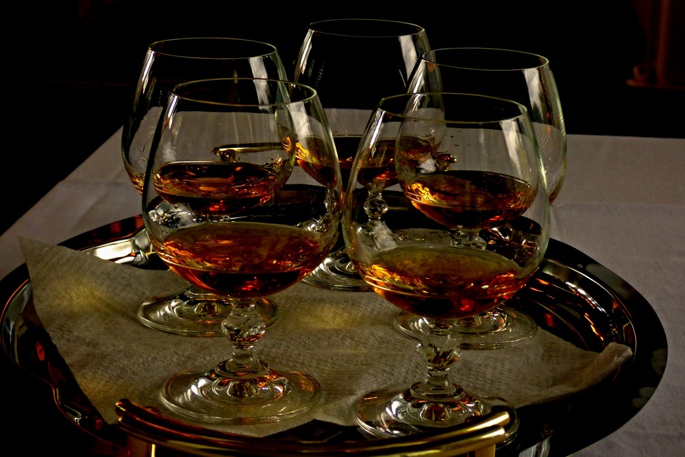 Коньяк в бокалах