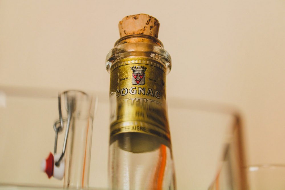 Бутылка коньяка