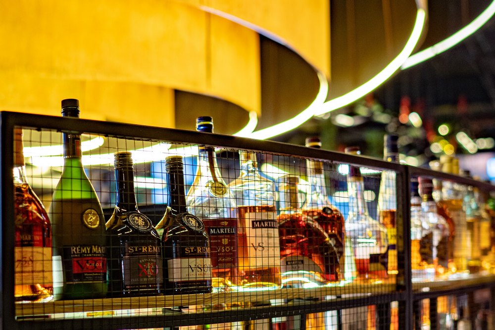 Полка с бутылками коньяка