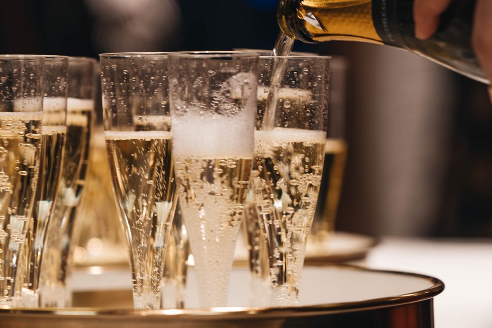 Бокалы с игристым вином Бокалы с шампанским