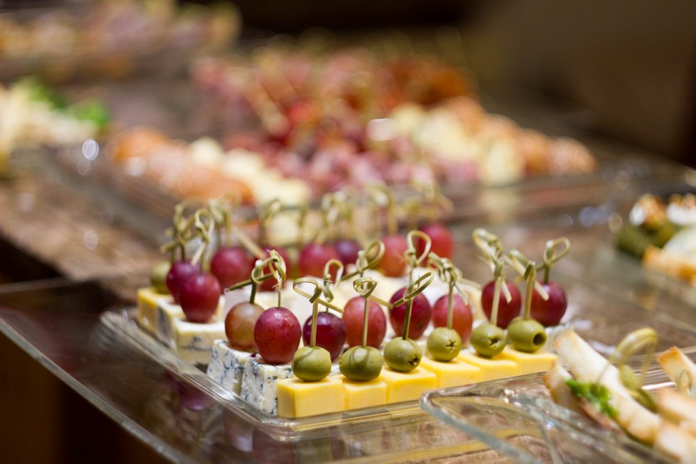 Канапе с сыром и маслинами