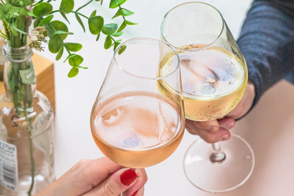 Бокалы безалкогольного вина