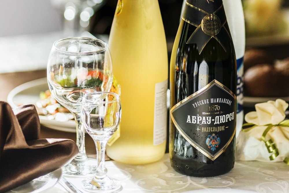 Бутылки шампанского и бокалы