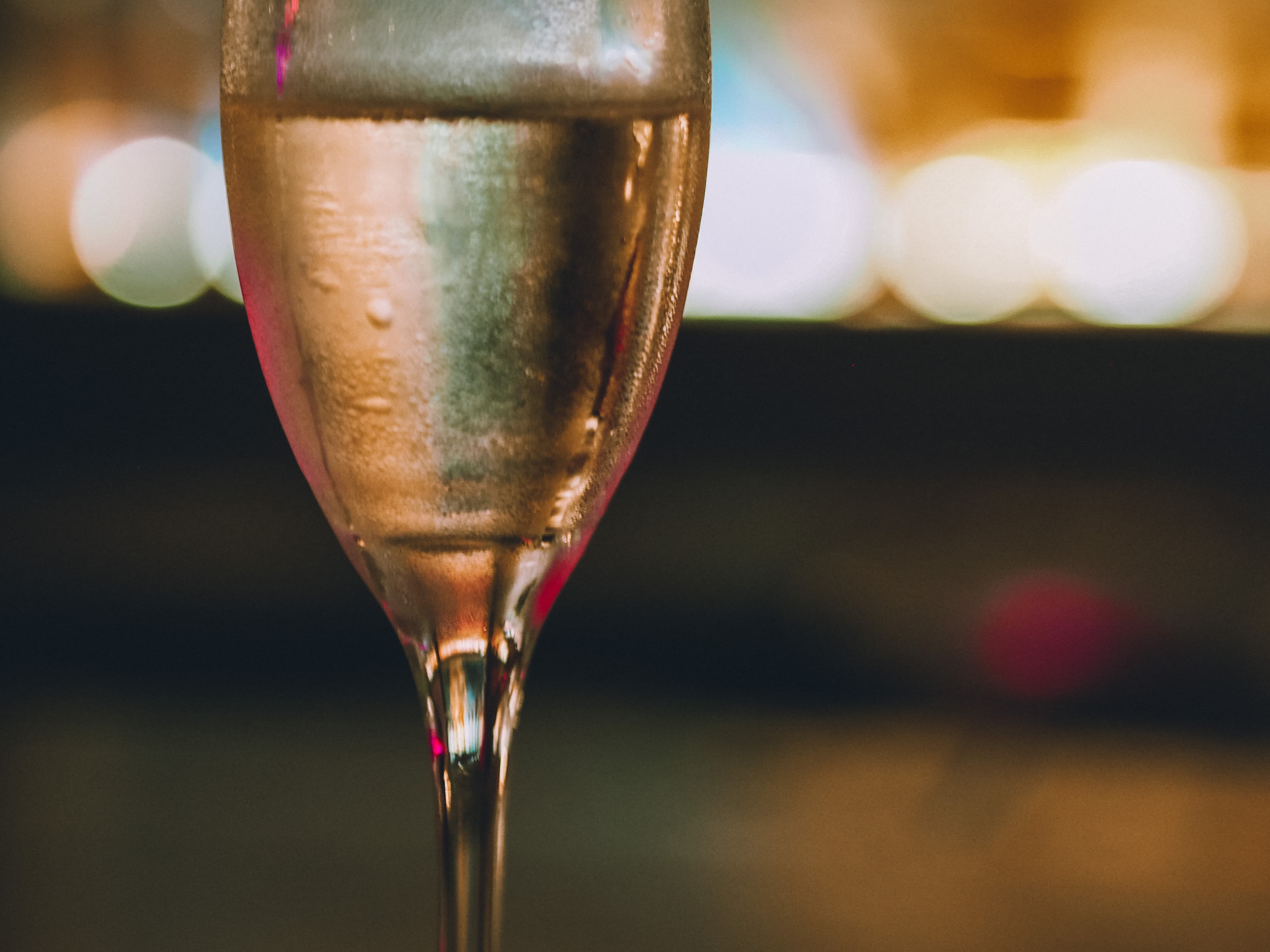 Бокал полусладкого шампанского