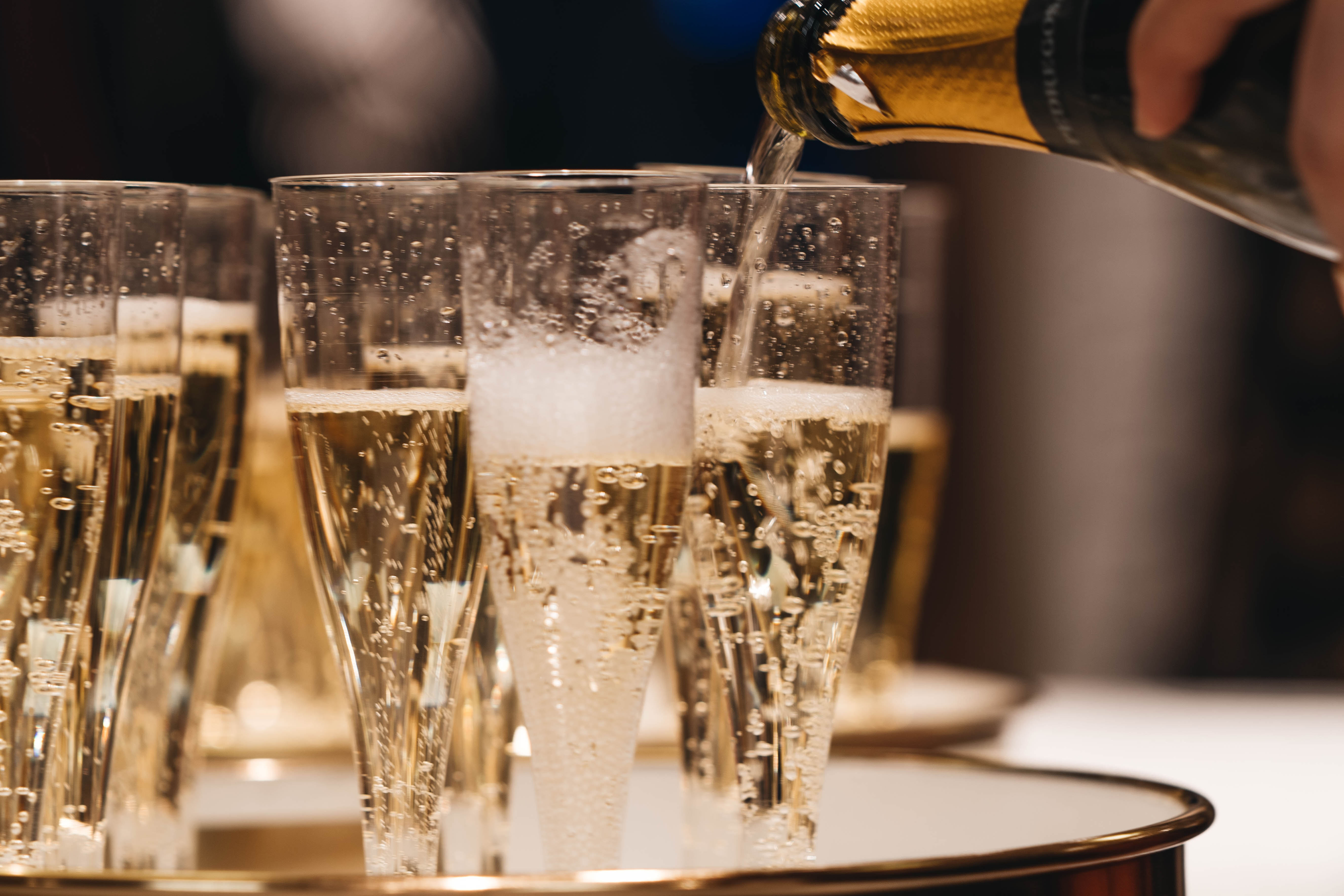 Бокалы с молодым шампанским