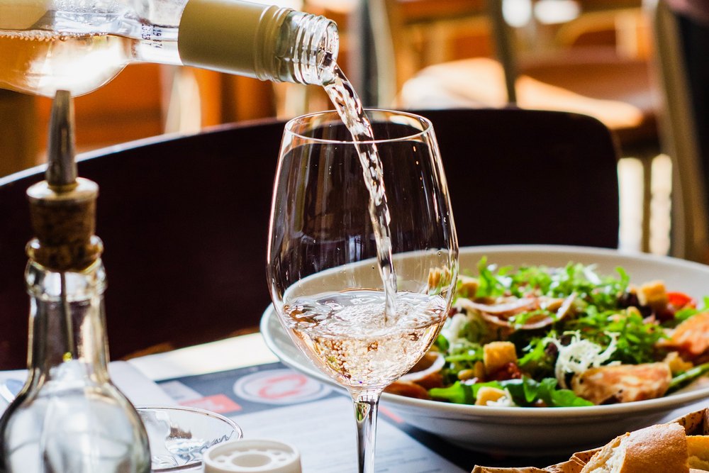 Оформление винной карты ресторана Белое вино в бокале